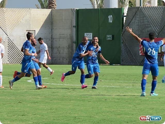 שחקני שעריים חוגגים (תומר רוט)